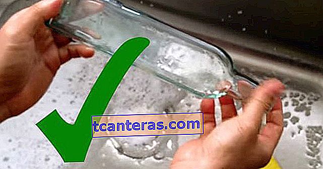 Koniec z praktyką: jak najłatwiej wyczyścić wąską szklaną butelkę?
